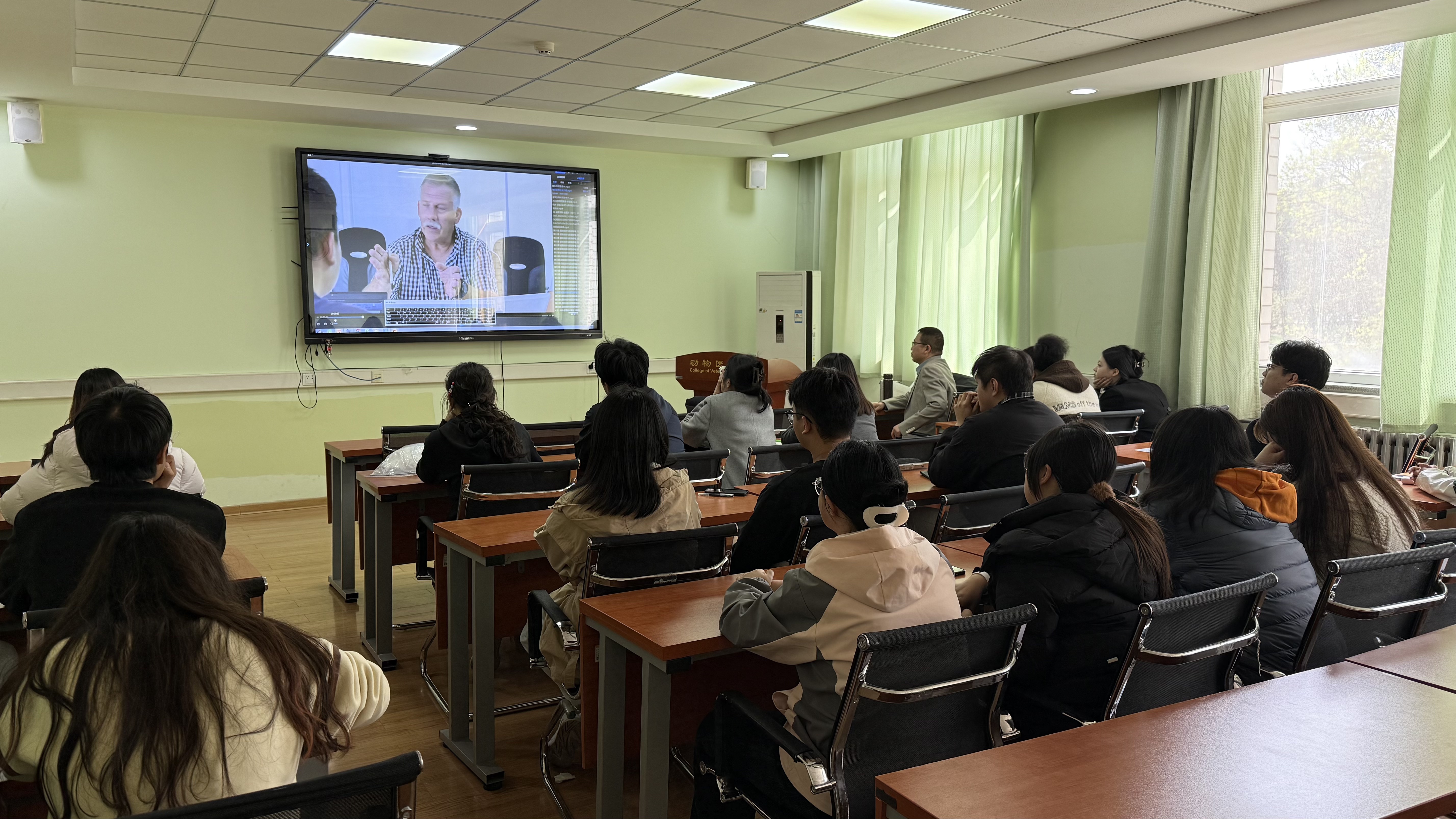 同学们认真观看宣讲视频.jpg