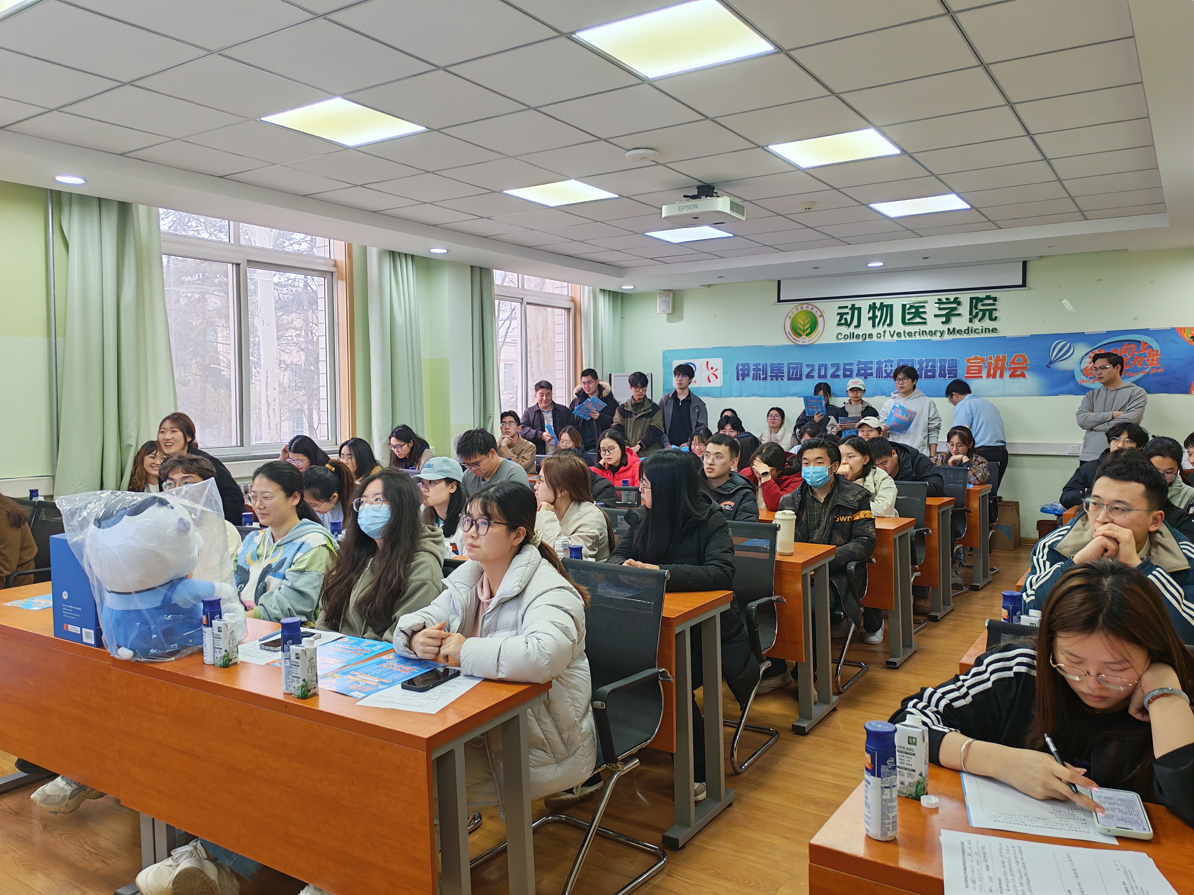 同学们积极提问发言.jpg