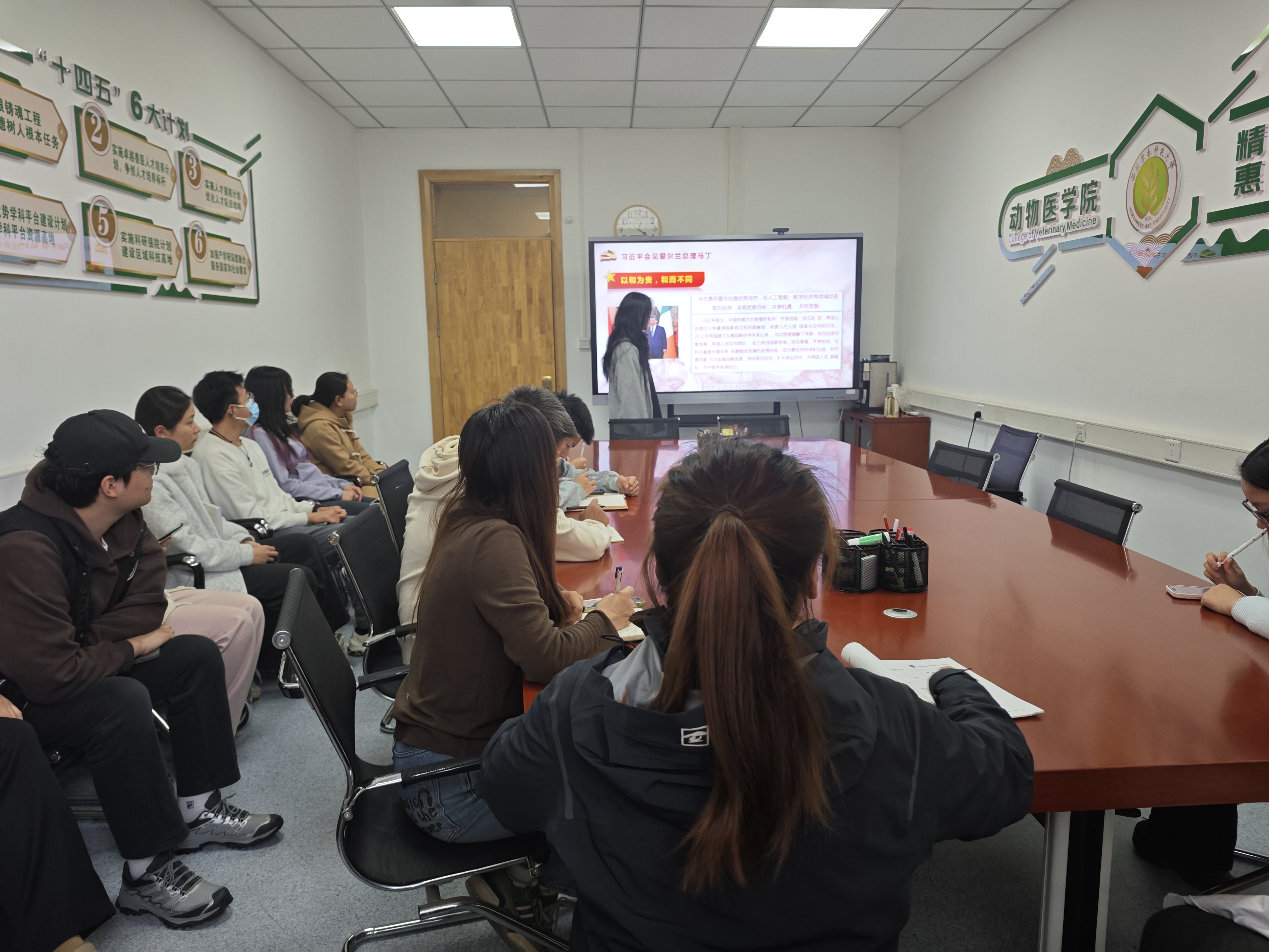 研会同学认真学习.jpg