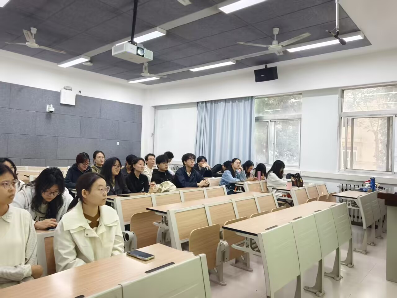 同学们认真听讲.jpg