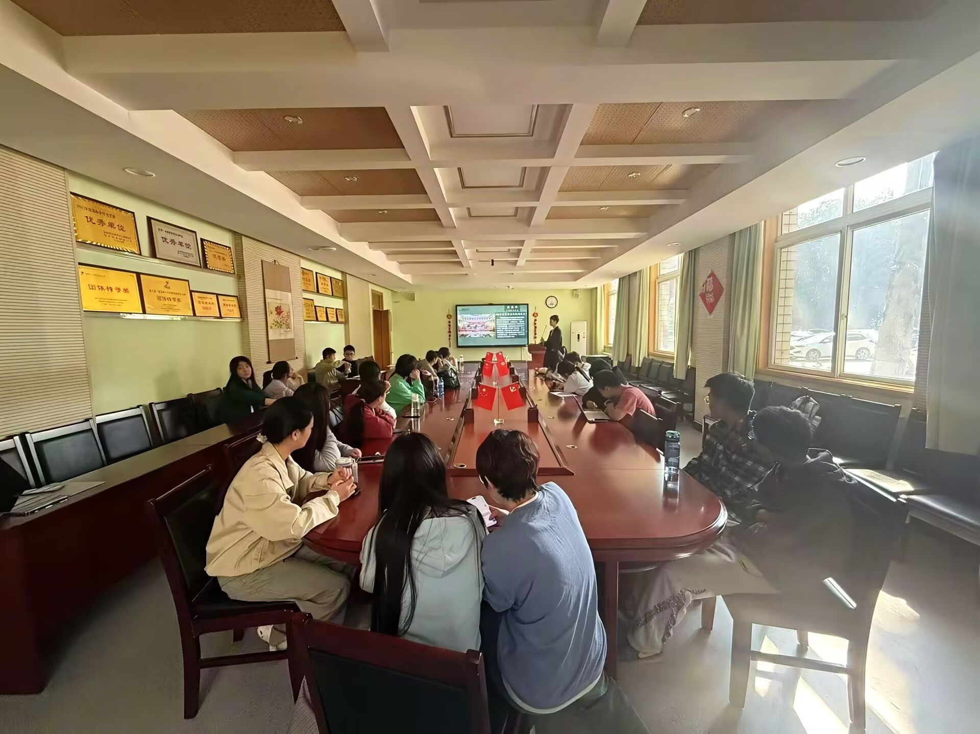 同学们认真聆听_20261013130509.jpg