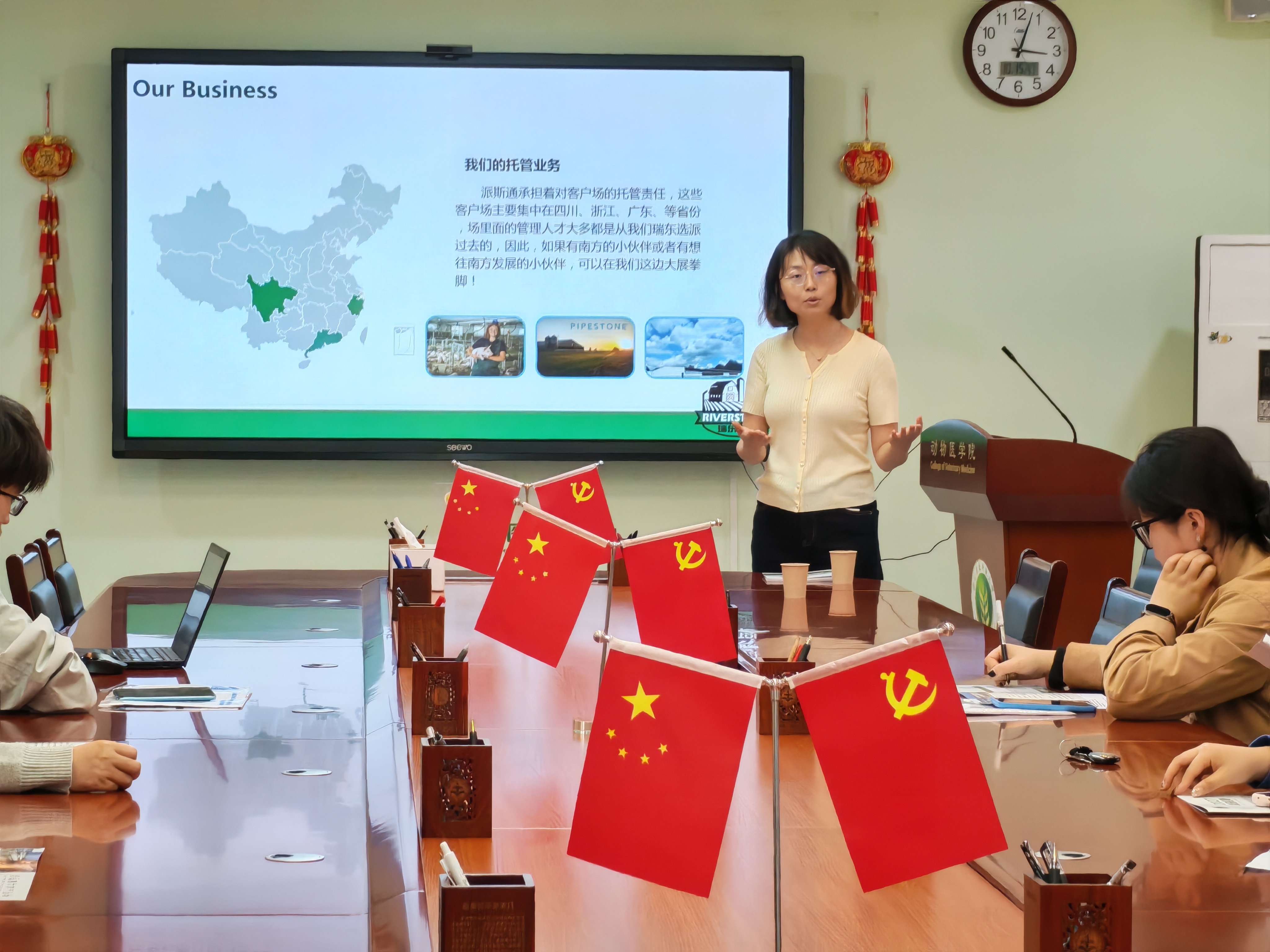 企业负责人讲解招聘要求.jpg