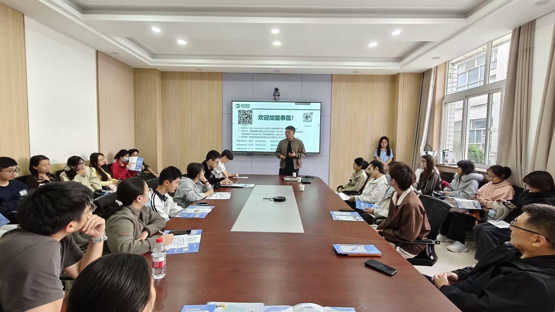 企业负责人讲解招聘要求.jpg
