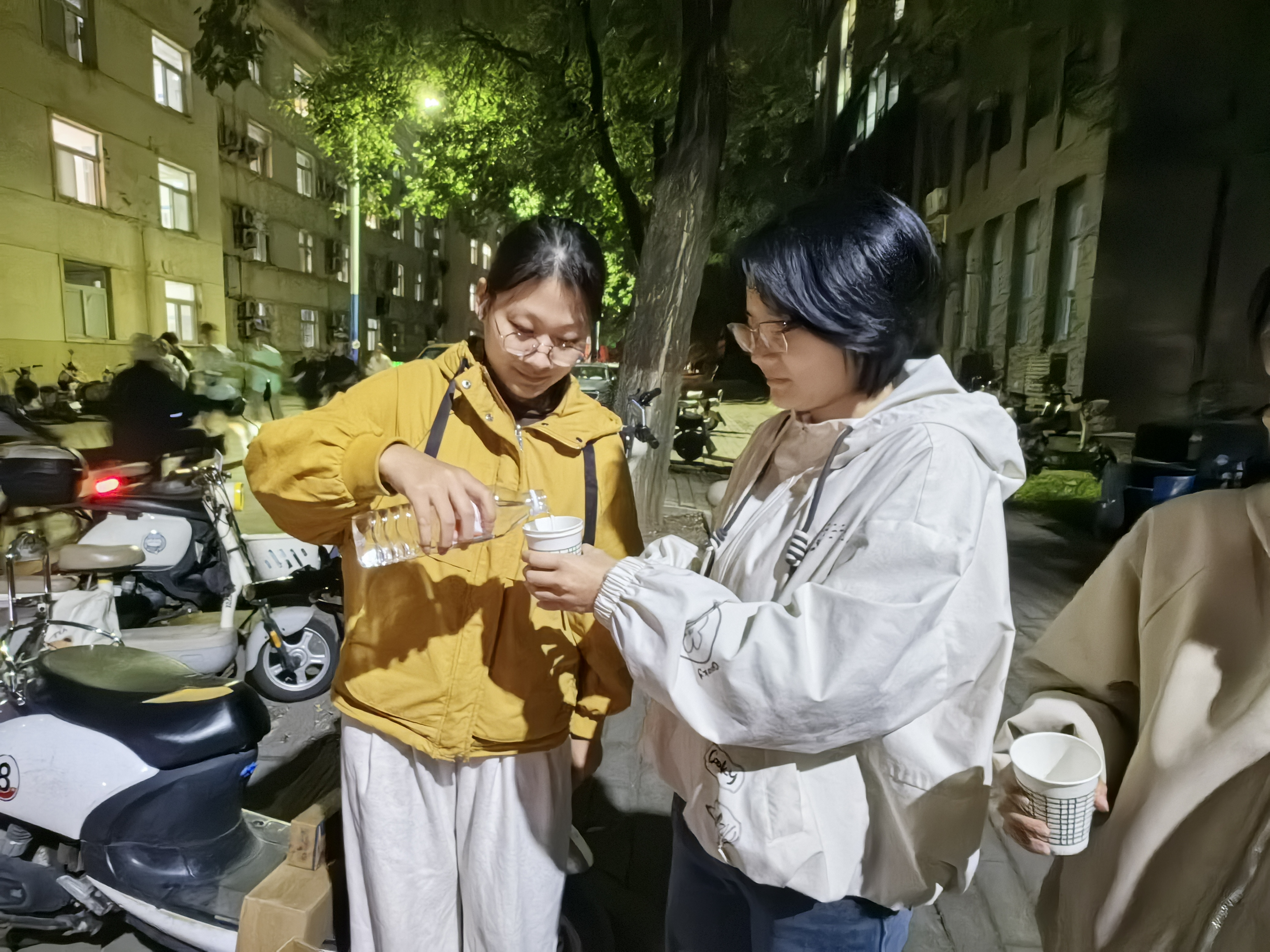 补给站志愿者发放物资.jpg