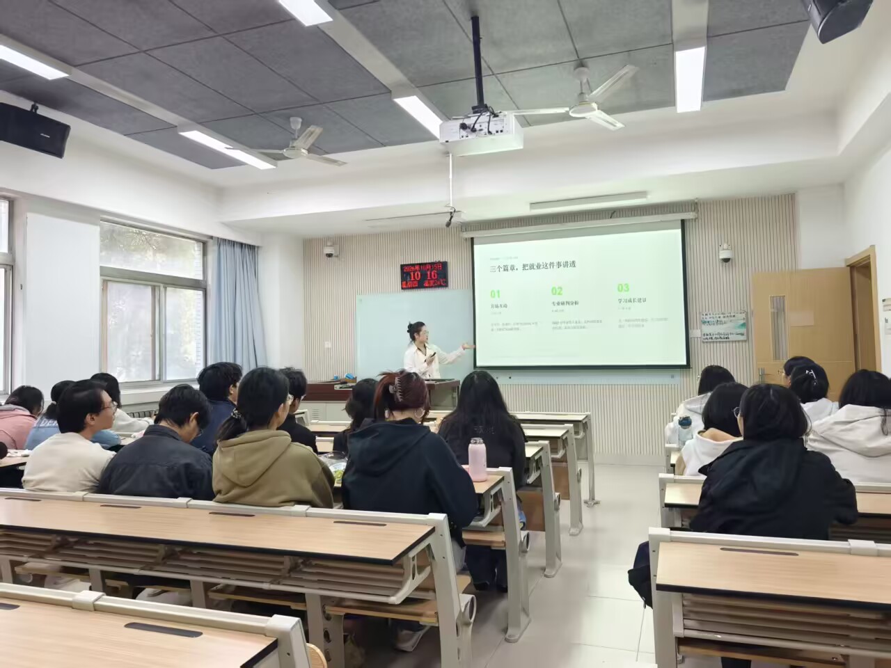 同学们认真听讲 (2).jpg