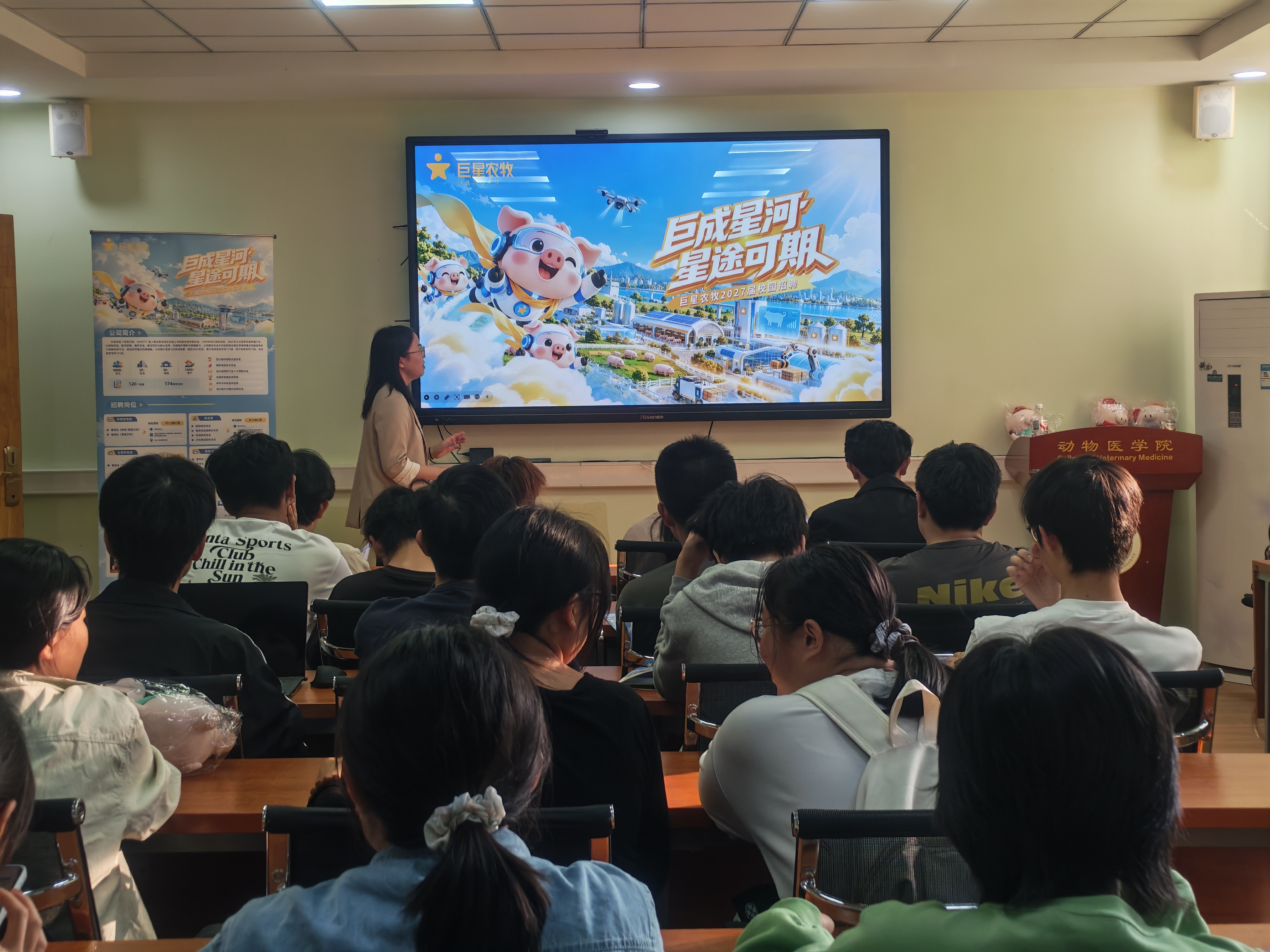 同学们认真聆听.jpg