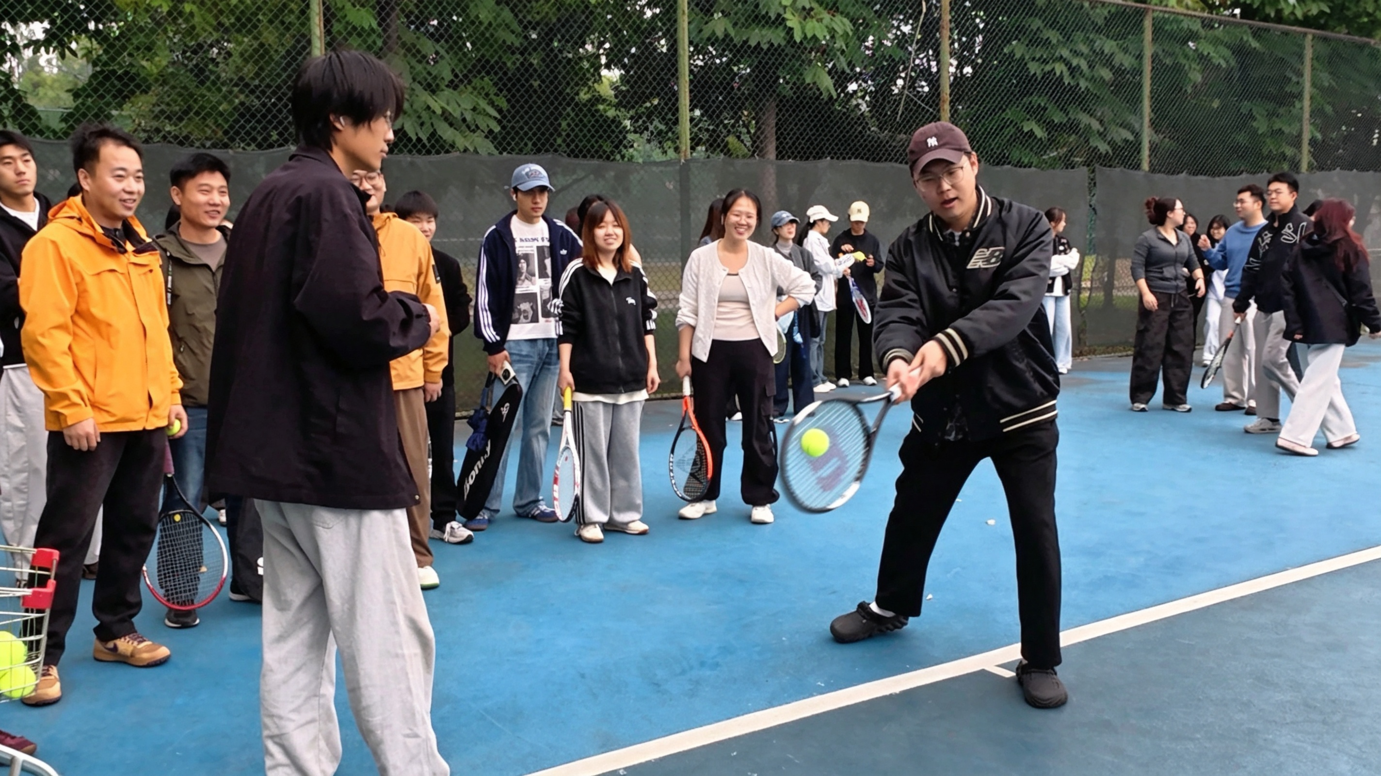 参赛同学赛场挥拍.png